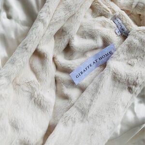 Giraffe at Home Cream Faux Fur Robe Collar